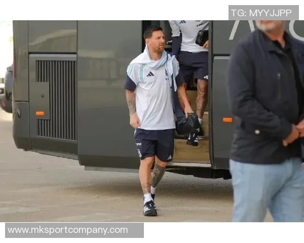 安哥拉队长赛后自豪展示与梅西交换的签名球衣将永久珍藏