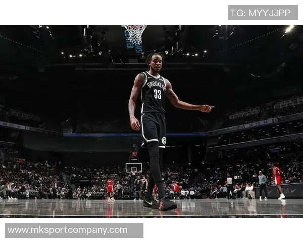 克拉克斯顿上半场表现惊艳7投5中砍下11分8篮板外线命中率完美