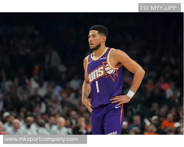 布克手感低迷却助攻频频半场仅得6分4失误展现团队配合