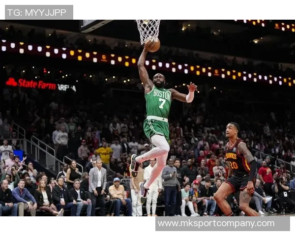 杰伦布朗首节表现抢眼8投5中贡献12分2篮板3助攻助力球队连连得分