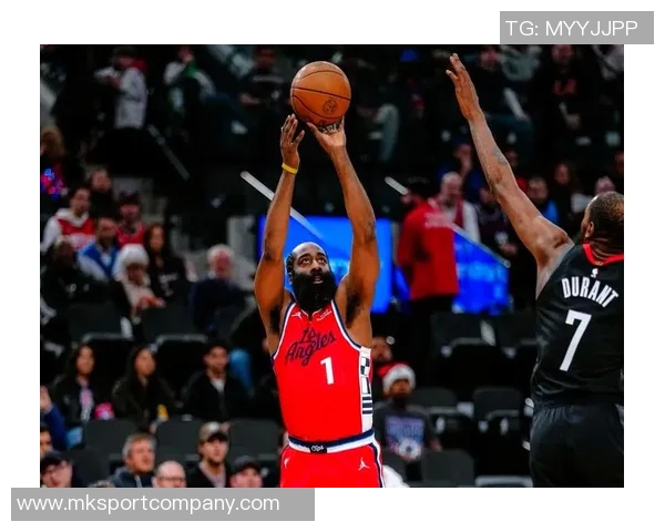 小卡首节表现抢眼9投4中斩获10分5篮板罚球全中助力球队攻势