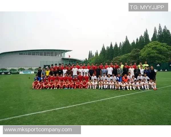 吕文君分享夺冠喜悦与恩师徐根宝合影重温崇明足球情怀