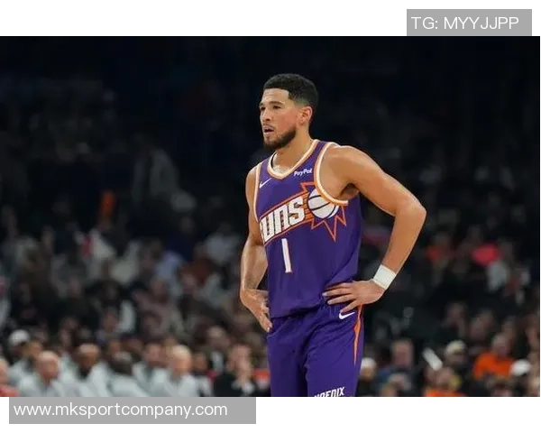 布克半场表现稳定9投4中砍下13分外加1篮板3助攻1抢断助力球队争胜