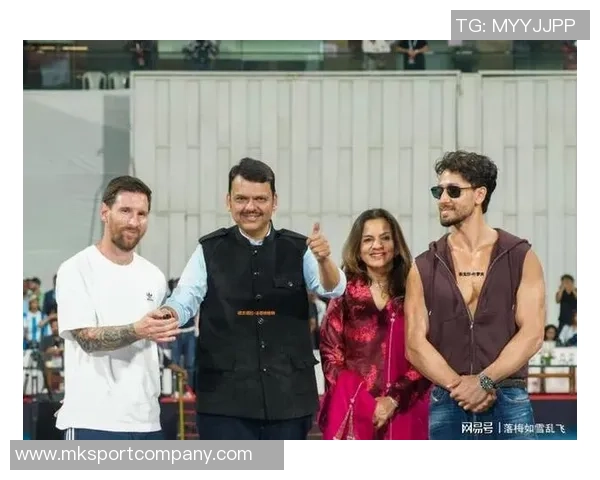 梅西孟买活动获赠印度风格画像与安东内拉共庆浪漫时刻